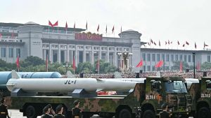 Kina spillede med atommusklerne og skabte politisk ravage. Et gammelt spørgsmål er atter aktuelt: Kan atomvåben forhindre krig?