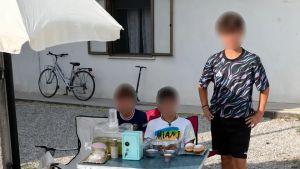 Vendono limonata in strada per comprarsi il Ciao: denunciati tre ragazzini