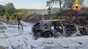 Auto in fiamme lungo il raccordo a Trebiciano: sterpaglie a fuoco, provvidenziale l’intervento dei pompieri