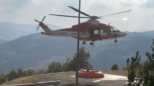 Monchio, maxi incendio minaccia le case