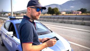 “Mi manda il tribunale”. La vicina sventa la truffa ai danni di un novantenne