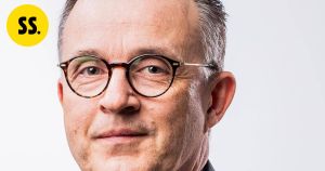 Höynäytettävät poliitikot hyväksyvät kakan Junttilan tuvan seinässä