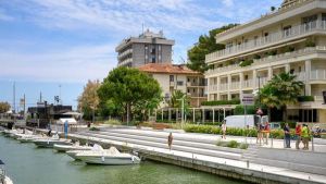 Novanta ospiti in un hotel da 36 posti: camere affollate oltre ogni limite e materassi non a norma