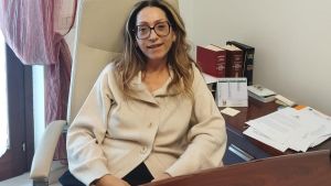 Stalking folle contro la ex: “Ti ammazzo, ti sparo, vado fino ai tuoi nipoti”. Danni all’auto e minacce di morte