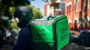 Glovo encargó una investigación para demostrar que Uber Eats sigue operando con repartidores autónomos