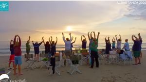 Musica, passeggiate e tanto sport all’alba per combattere il caldo