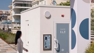 Dieci ingressi gratis, poi paghi un euro: a Jesolo la polemica sull’uso del wc di lusso