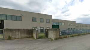 Convocata per errore al colloquio di lavoro: il compagno si presenta in azienda e aggredisce il titolare
