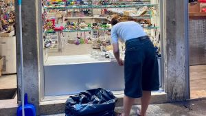 Rissa con i coltelli a Cannaregio, devastata una vetrina di souvenir