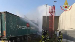 Camion a metano si schianta contro un muro e prende fuoco a Marghera: autista ferito