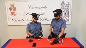 Droga in auto e in casa, denunciato un giovane: sequestrati eroina, marijuana e hashish