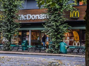 Jeg forventer at alle arbeidsgivere, spesielt store aktører som McDonald's, sørger for at de lokale eierne følger spillereglene vi har i Norge