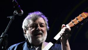 Gli inizi da giornalista, l’università mai finita, la chitarra da 5mila lire e la prima canzone /