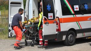 Voghera, cade dal balcone al primo piano: grave una donna di 53 anni