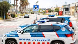 Los Mossos investigan la muerte de un hombre que ha aparecido desangrándose en una calle de Barcelona