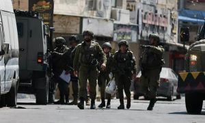 Judovski naseljenci sredi noči požgali palestinsko vas na Zahodnem bregu, več ranjenih