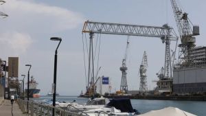 Maxi gru a Monfalcone, inizia il lento sbarco per il colosso di 110 metri