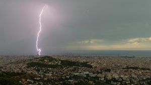Un temporal de lluvia y granizo barre Catalunya y corta tres líneas de Rodalies