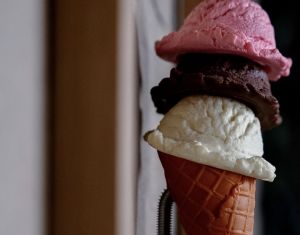 Esta obra de arte enfrenta el placer efímero con el impacto ambiental