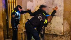 Un ajuste de cuentas que acaba a tiros deja dos detenidos en el Raval