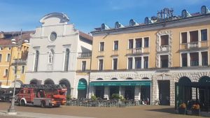 Belluno, il maltempo devasta Piazza dei Martiri: abbattuto uno dei due storici cedri