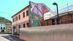 Il murale di Tony Gallo oscurato da un edificio: era costato 8 mila euro