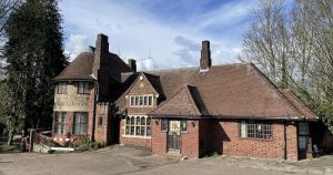 Plans to turn pub into mosque met with major traffic concerns