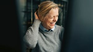 Science Says People Who Can Laugh at Themselves Make Better Leaders (and are Happier, Too)