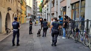 Treviso, bevono alcolici per strada: due giovani multati e allontanati dal centro