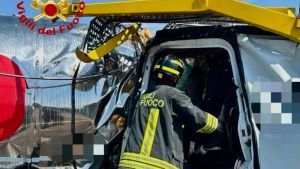 Bisarca tampona un camion sulla A4: un’auto finisce in strada