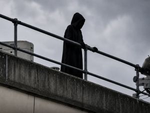Мъж е арестуван, след като се качи на покрива на болница и започна да се взира в пациентите