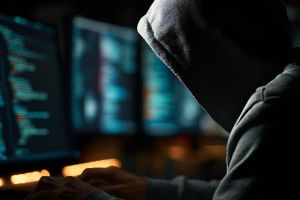 «Сложно для распознавания»: эксперты объяснили, почему подростки верят мошенникам
