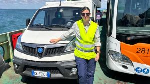 La storia della portalettere della laguna tra moto e ferry