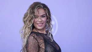 Karol G vira hacia el reguetón melancólico, con experimentos y duetos de lujo, en ‘No me arrepiento de sentir tanto'