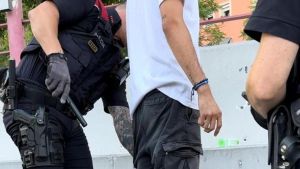 Los Mossos estrenan sus detectores portátiles 'antinavajas' con un dispositivo Daga en Barcelona