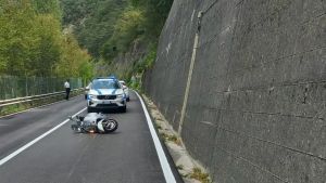 Perde il controllo della Vespa e si schianta contro un muretto: è grave