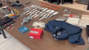 Sventati furti in appartamento. In manette due ladri seriali. Marcavano le porte con la colla
