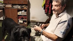 Dorme con la porta aperta per il caldo: i ladri entrano in camera