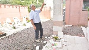 Il maltempo spezza le lapidi del cimitero, il sindaco: «Il cambiamento climatico non rispetta i morti»