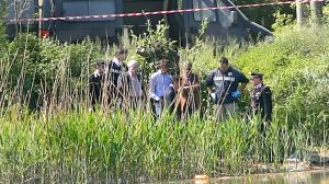 Il mistero della ragazza ripescata nel lago di Presina: era seminuda e chiusa in un sacco