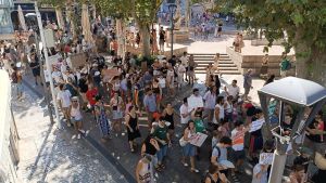 Unas 2.000 personas se manifiestan en Sóller en contra de la masificación turística: 