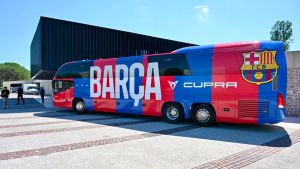 Striscioni, cartelli e bandiere: tutti pazzi per i campioni blaugrana a Udine