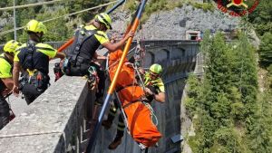 Soccorso nel vuoto per oltre 100 metri: esercitazione dei vigili del fuoco alla diga di Sauris