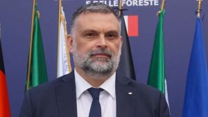 La lettera di De Carlo in risposta alle critiche: «Non sono spiaggiato né desaparecido»