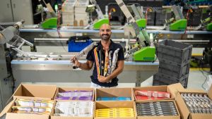 El éxito de Celestech: la única fábrica española de gafas para el eclipse está en Barcelona y produce hasta 500.000 unidades diarias