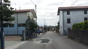 L'auto è pronta per le vacanze ma nella notte arrivano i ladri: amaro risveglio per cinque giovani a Cordenons