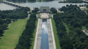 Algas, sobrecostes y patos muertos: el fiasco de Trump en el Estanque Reflectante de Washington