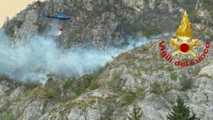 Domato il rogo sul monte Moregallo: ma in Lombardia sale la preoccupazione per gli incendi estivi