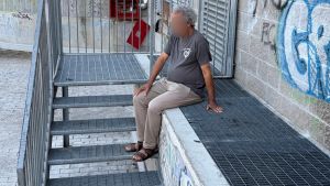 Rozzano, l’ex custode sfrattato vive in strada. E a Capodanno il quartiere gli ha pagato una notte in hotel. “Vorrei solo una casa, non chiedo altro”