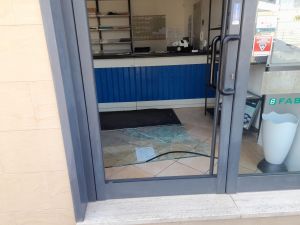 Livorno, con un tombino spacca di notte l'ingresso della Nuova Elettroservice